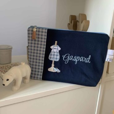 La trousse avec bande verticale