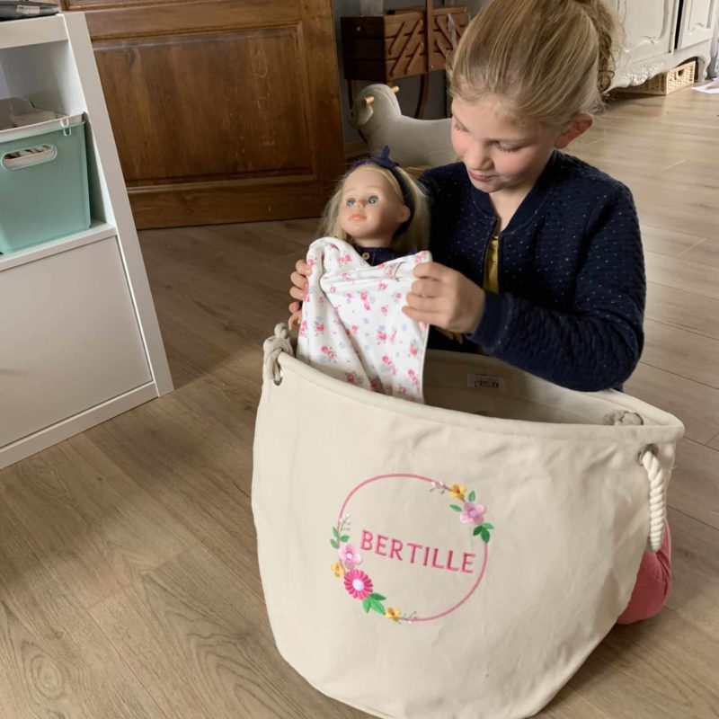 Le sac à jouets – Une fille à l'atelier