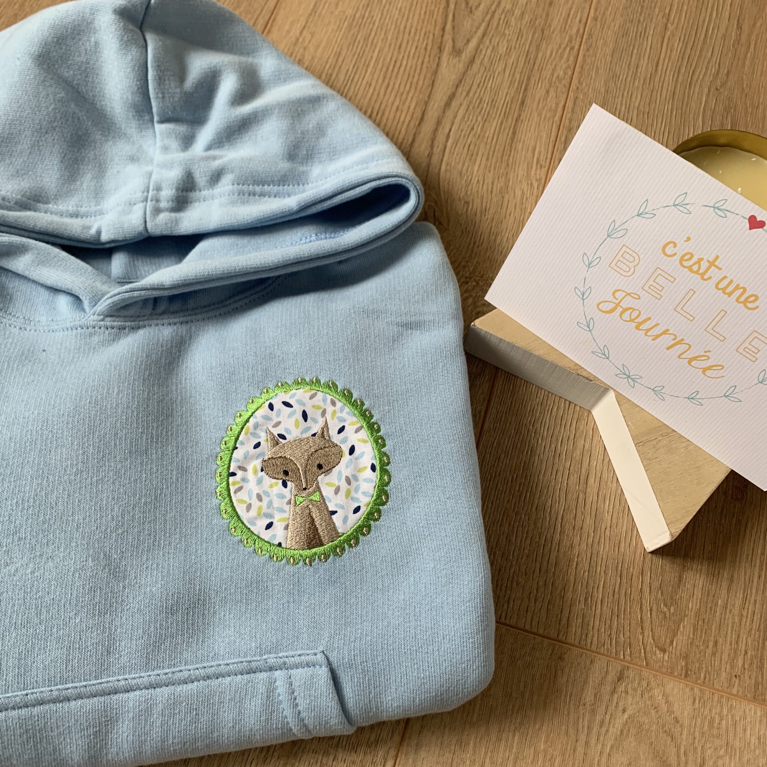 Sweat enfant à capuche beige broderie Petit cœur