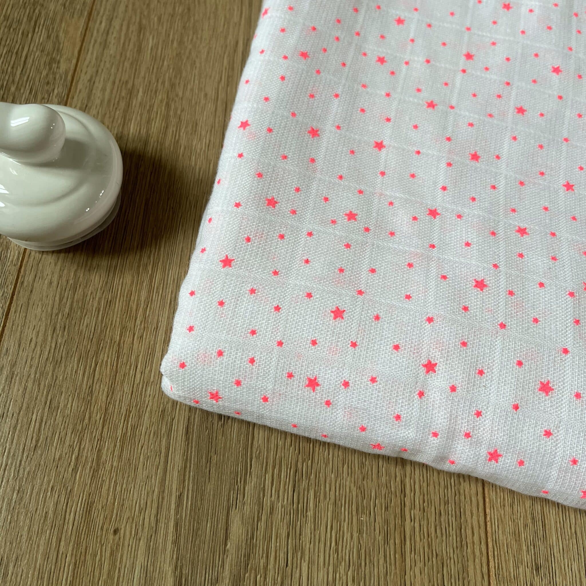 lange blanc, étoiles fuchsia